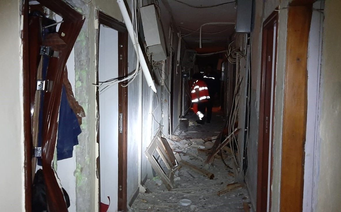 Patru răniți în urma unei explozii într-un bloc de garsoniere (video)