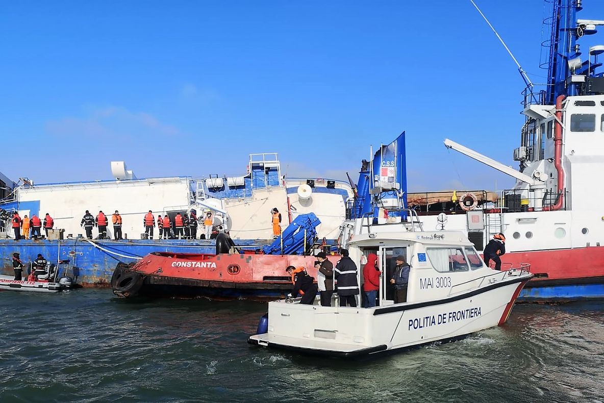 Continuă acțiunea pentru salvarea oilor de pe nava răsturnată în Portul Midia