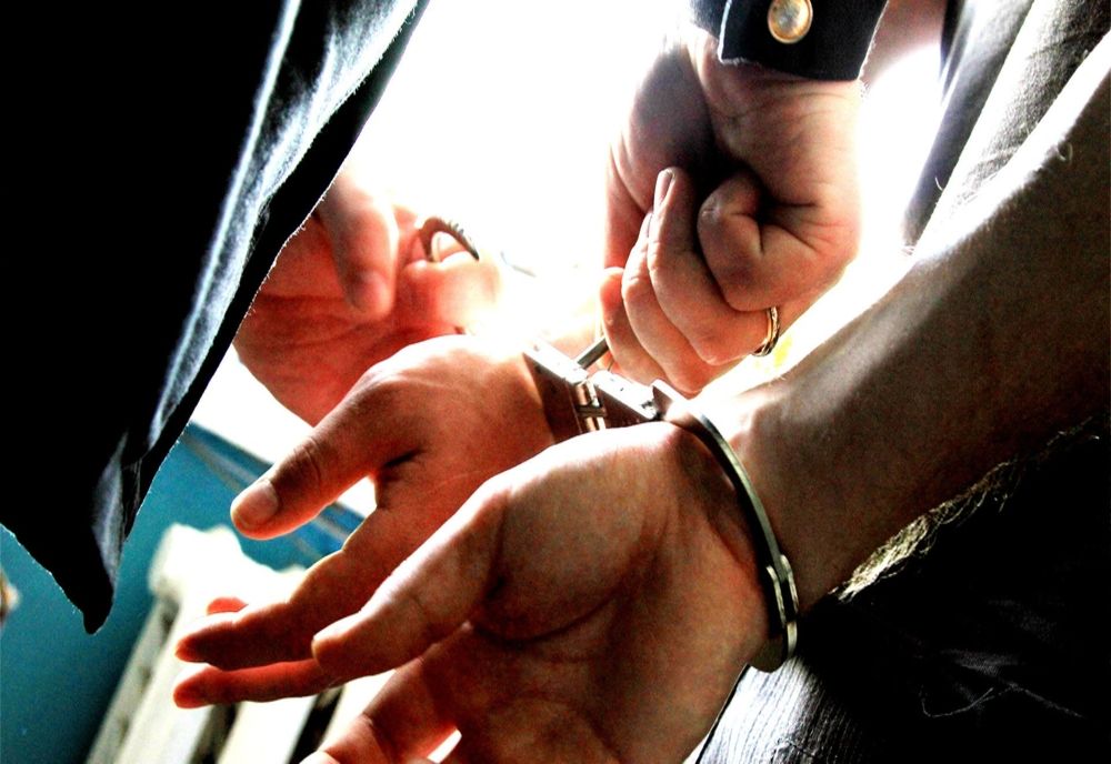 Apucături bolnave: tânăr reţinut după ce a fost prins în timp ce se masturba în public