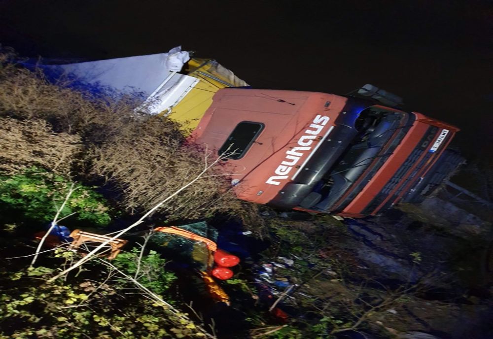 TIR răsturnat în șanț pe A4