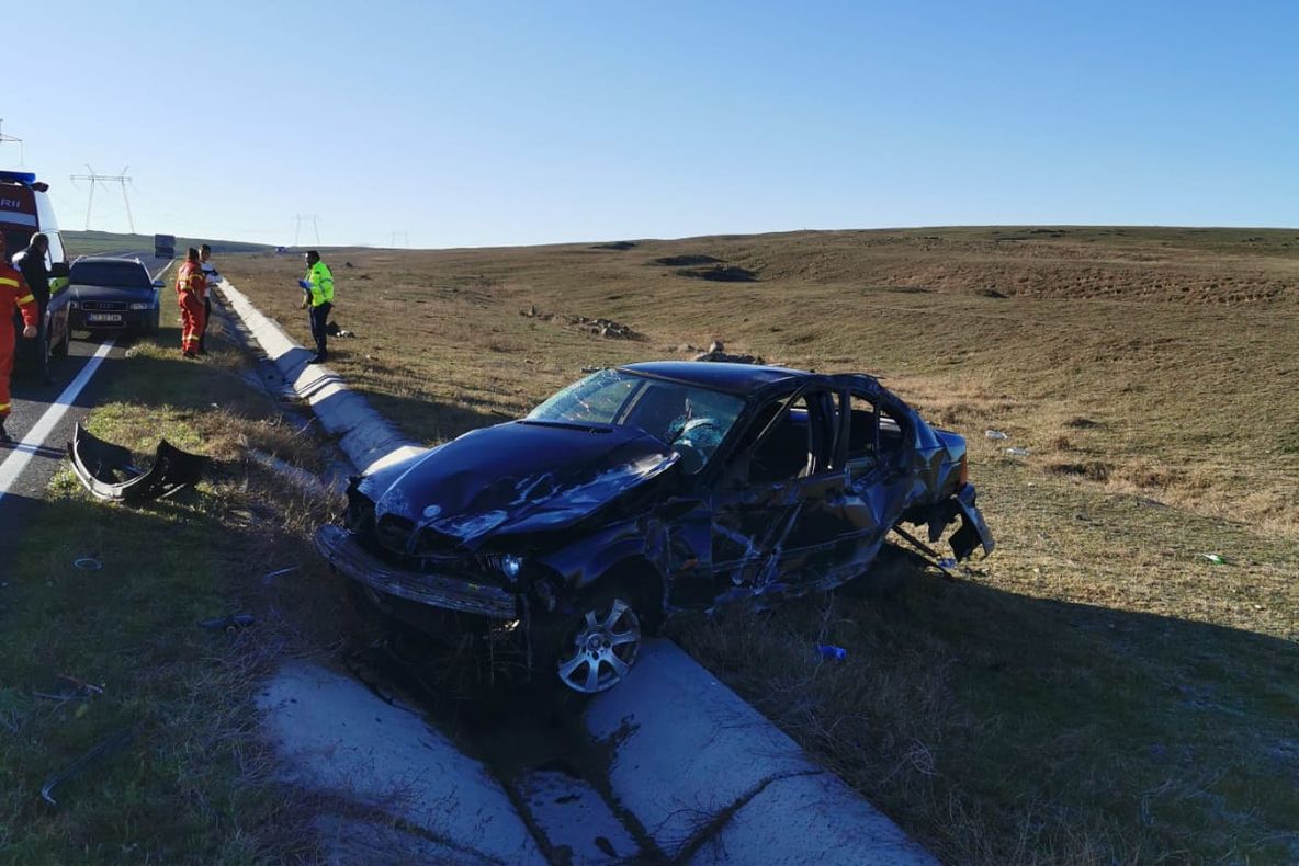 FOTO| S-a răsturnat cu mașina pe câmp