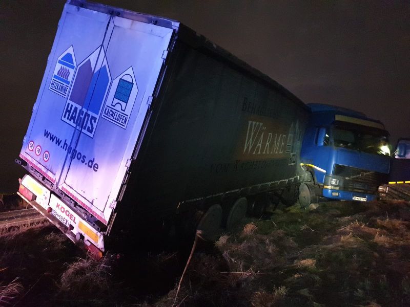 FOTO| Gravidă rănită după ce a intrat cu mașina într-un copac. Nu avea carnet de șofer