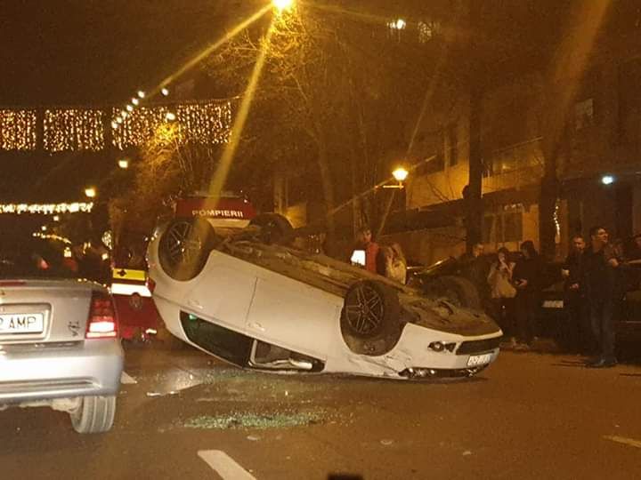 Carambol pe bulevardul Alexandru Lăpușneanu. O mașină s-a răsturnat