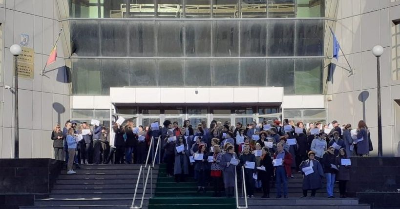 FOTO VIDEO| Protest în Justiție. Grefierii opresc lucrul