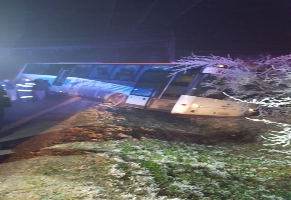 Drumul blestemat: încă un autobuz plin cu elevi a ajuns în șanț
