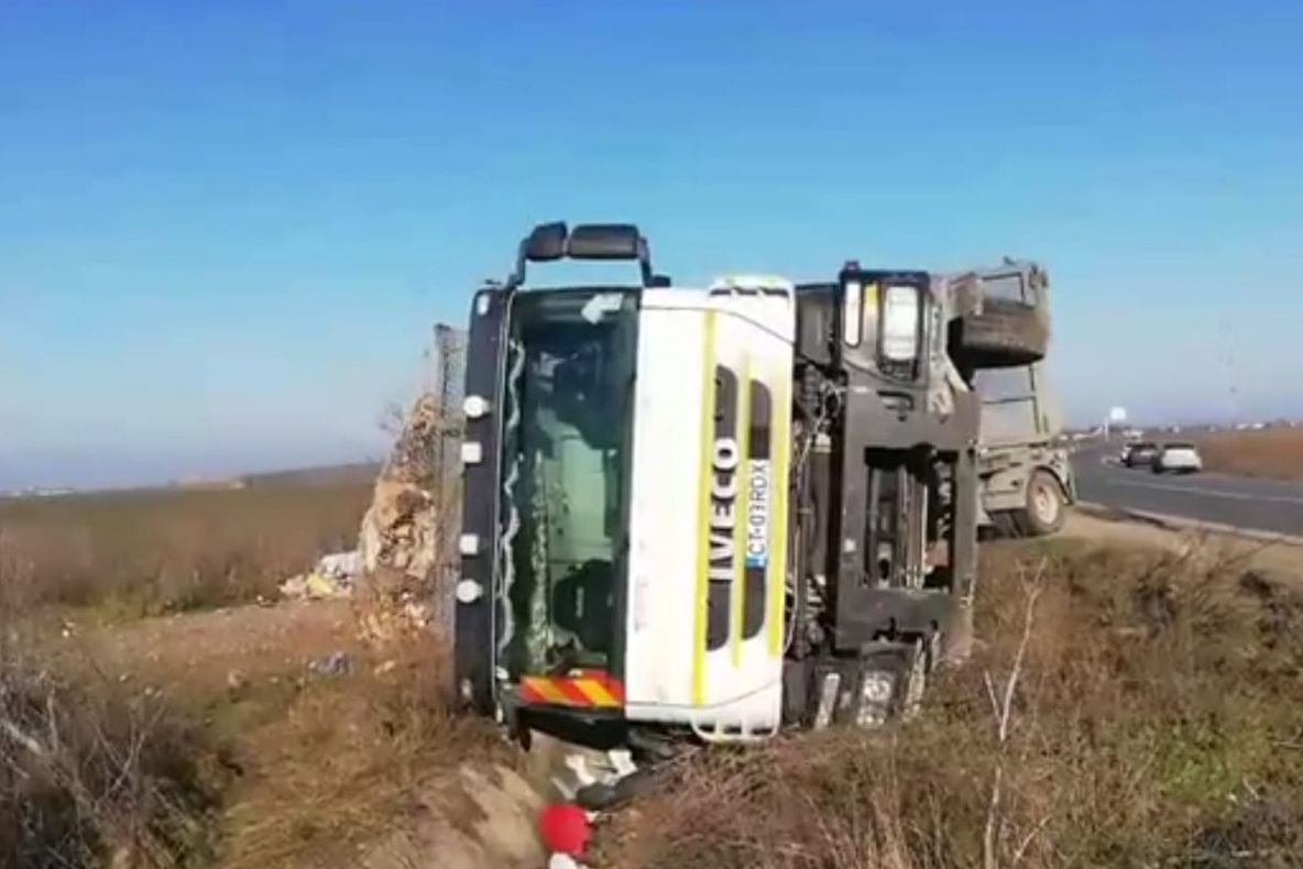 VIDEO|Viteza face victime. S-a  răsturnat cu camionul pe un drum județean