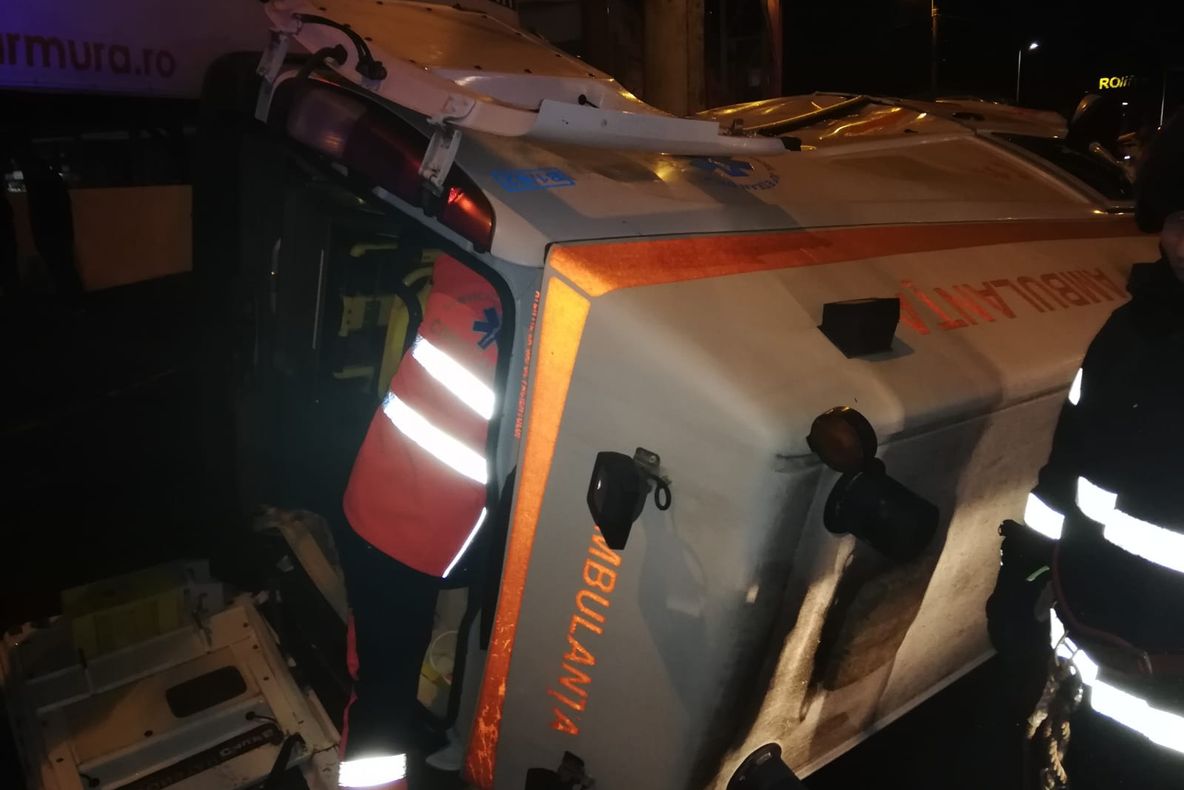 FOTO VIDEO| O ambulanță s-a răsturnat la Constanța. Sunt patru răniți