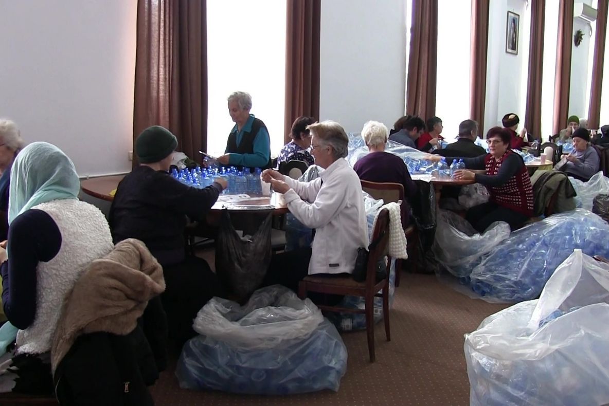 FOTO VIDEO| Pregătiri pentru Bobotează, la Constanța. Voluntarii etichetează sticlele de aghiasmă