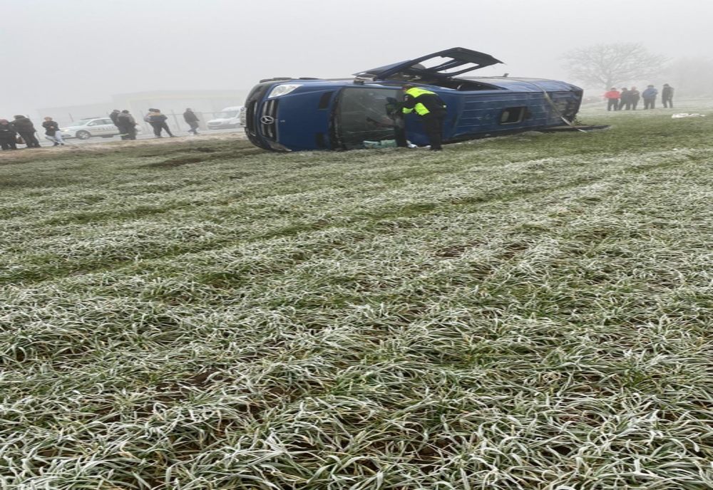 FOTO VIDEO| Accident grav în județul Constanța, după ce un microbuz de călători s-a răsturnat
