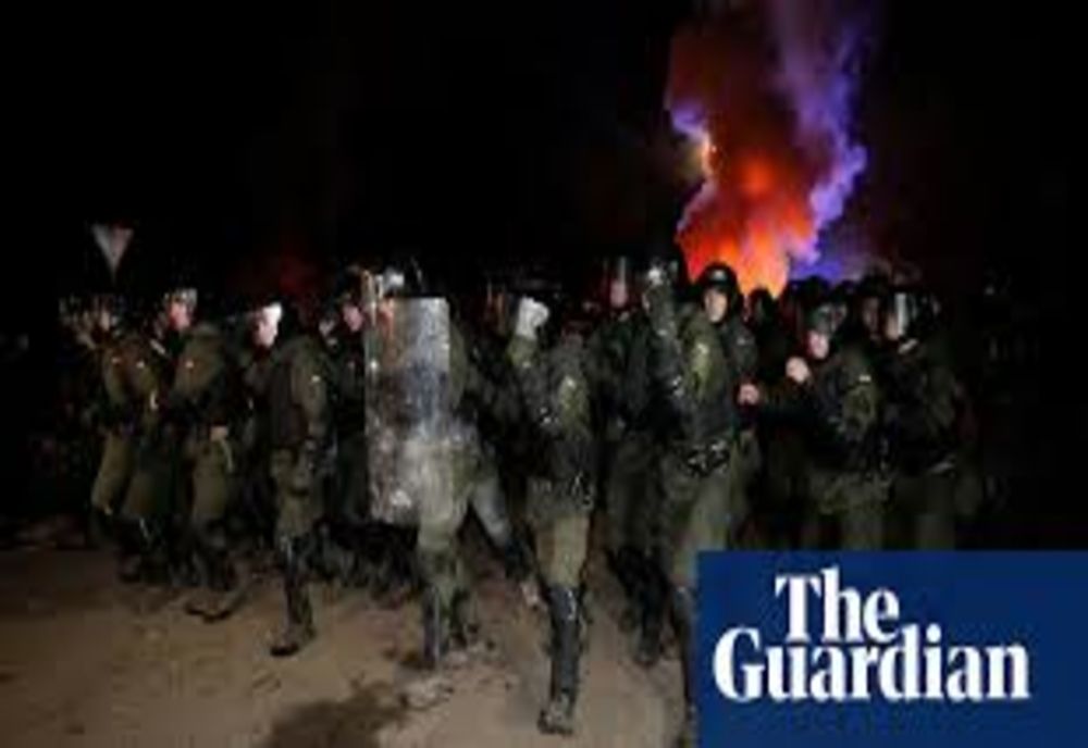 Autobuze cu oameni evacuați din China, ATACATE de protestatari, la granița cu România