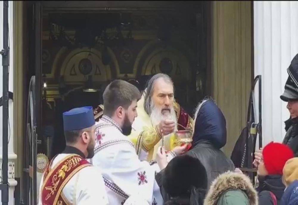 VIDEO| Controverse în Arhiepiscopia Tomisului. Împărtășania cu aceeași linguriță, între taină și coronavirus