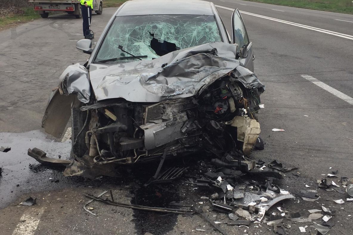 FOTO| Neatenția la volan.Trei victime în urma unui accident
