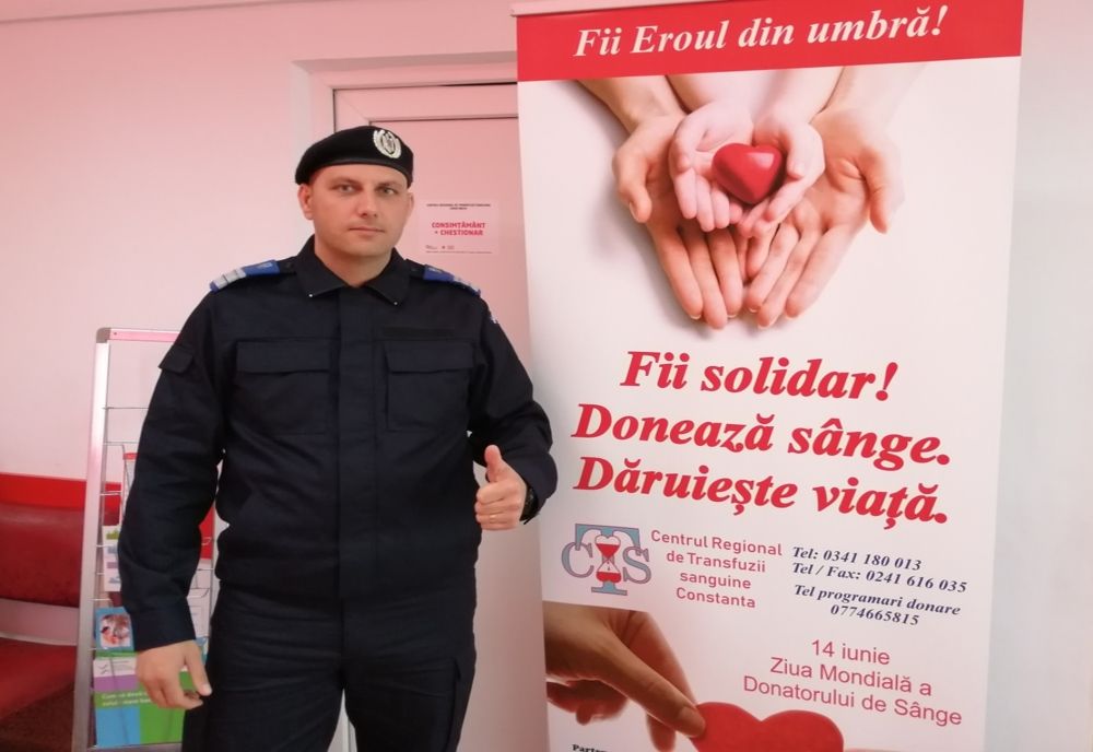 Jandarmii constănțeni donează sânge și îi provocă pe colegii lor de la Galați să facă același gest
