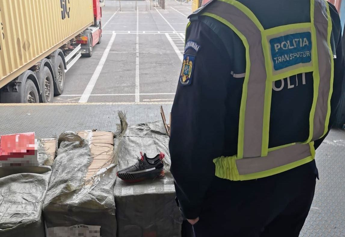 Încălțăminte sport contrafăcută, descoperită în Portul Constanța