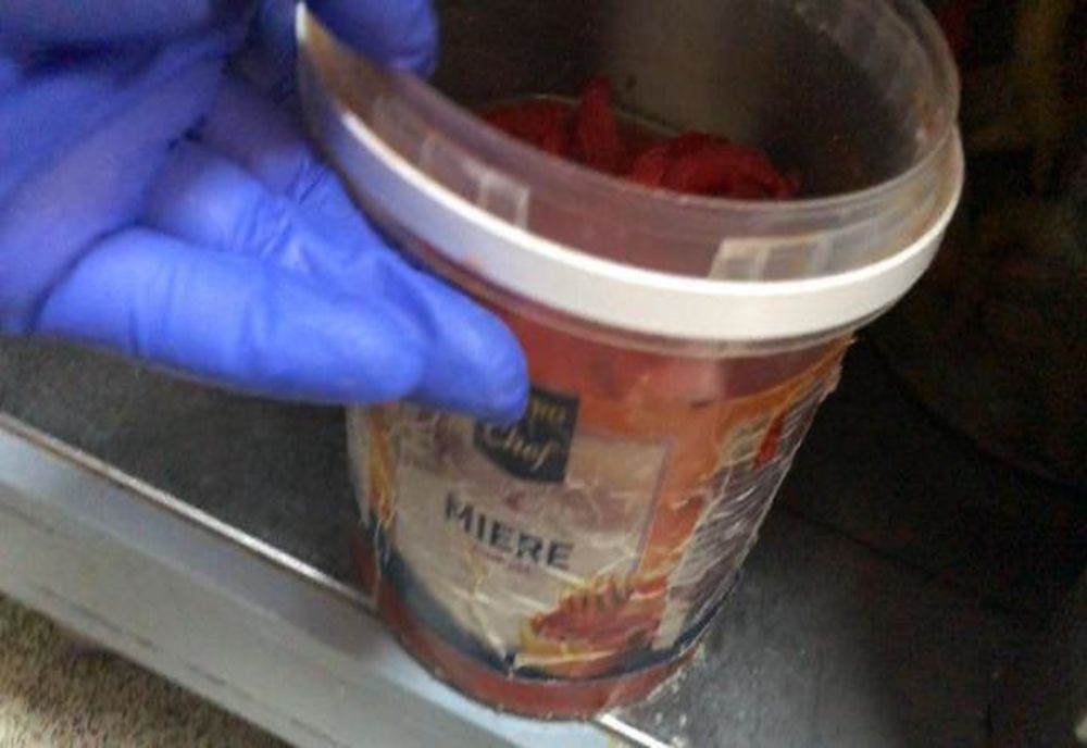 FOTO VIDEO| Mâncare expirată pentru românii aflați în carantină la Hotelul Flora