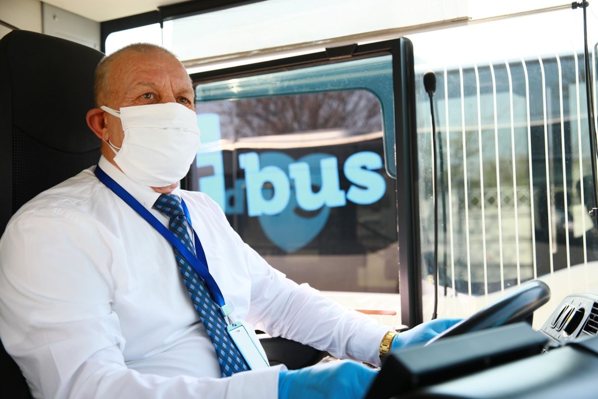 VIDEO| Şoferii de pe autobuze, echipaţi cu măşti confecţionate în atelierul CT BUS