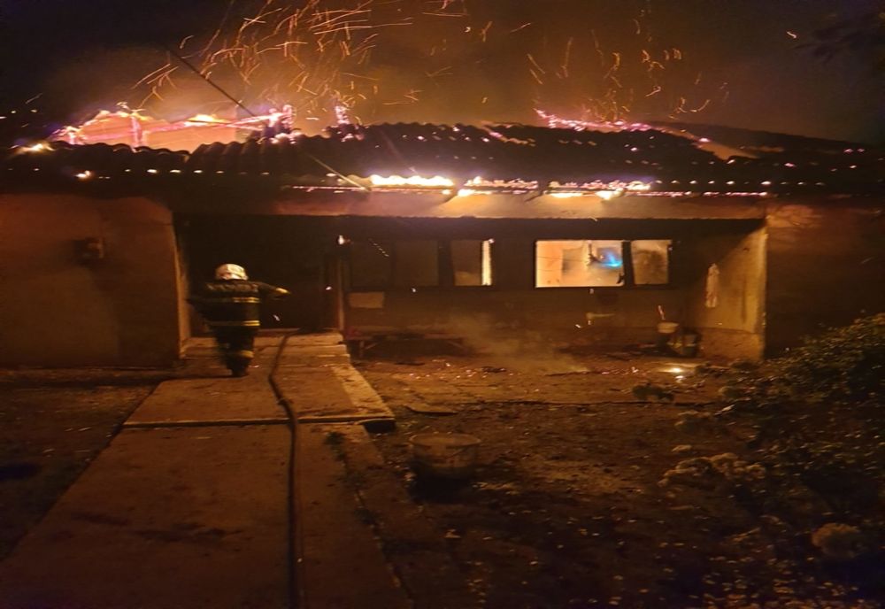 FOTO VIDEO| Casă făcută scrum. O persoană decedată