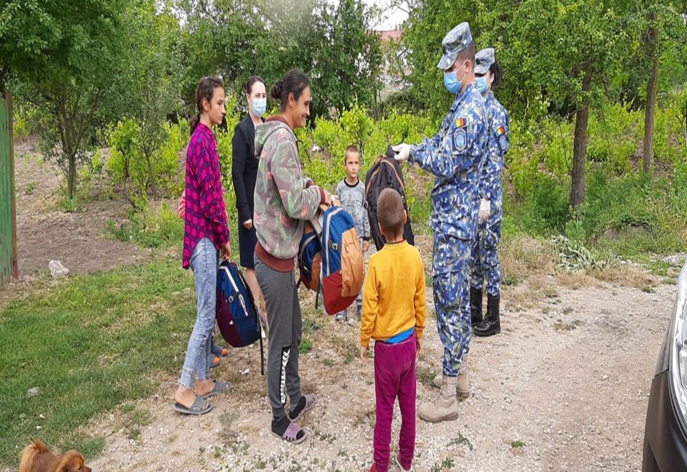             FOTO| Militarii de la Capu Midia au oferit daruri copiilor din localitatea Corbu