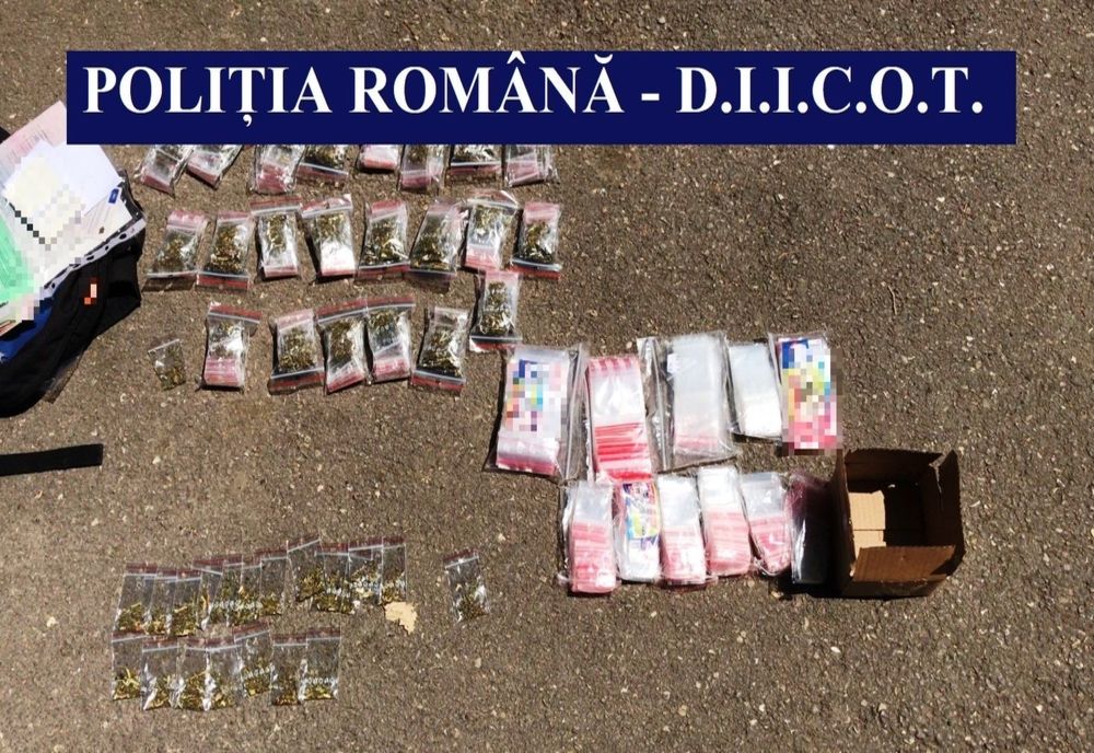Traficant de droguri , prins în flagrant cu448 de pliculeţe