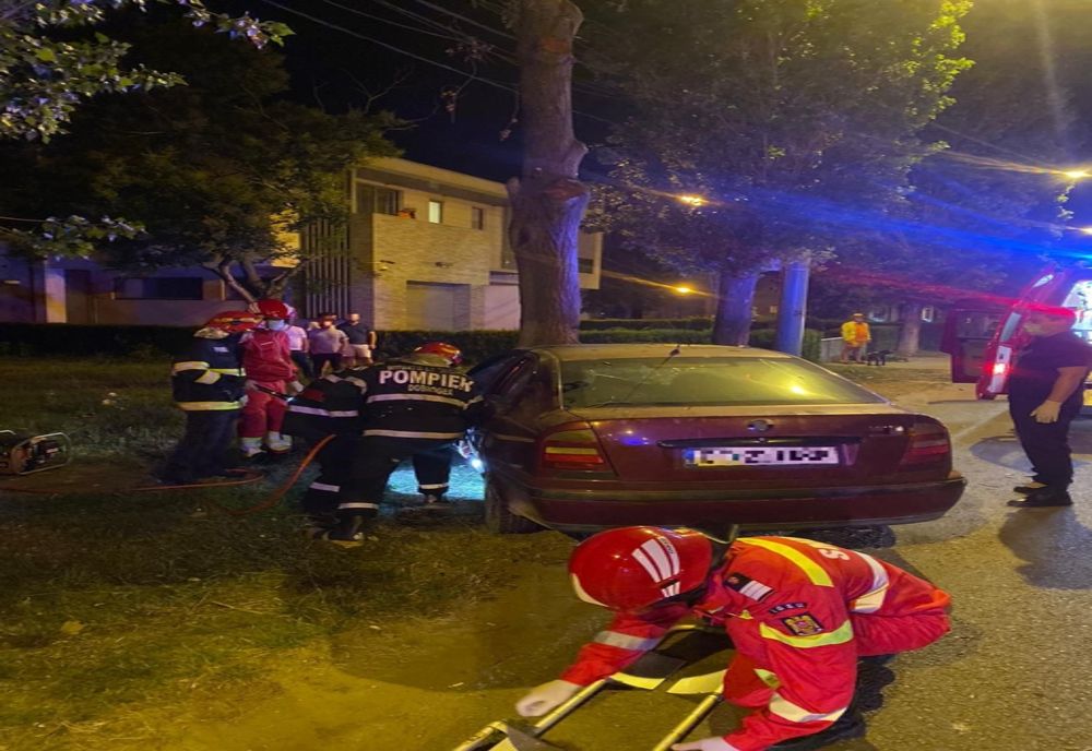 A intrat cu mașina direct în copac