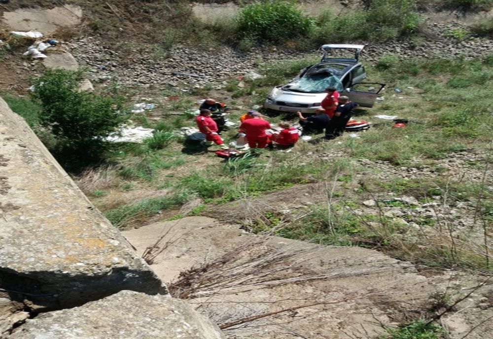 VIDEO| S-au răsturnat cu mașina în canal.Un mort și un rănit