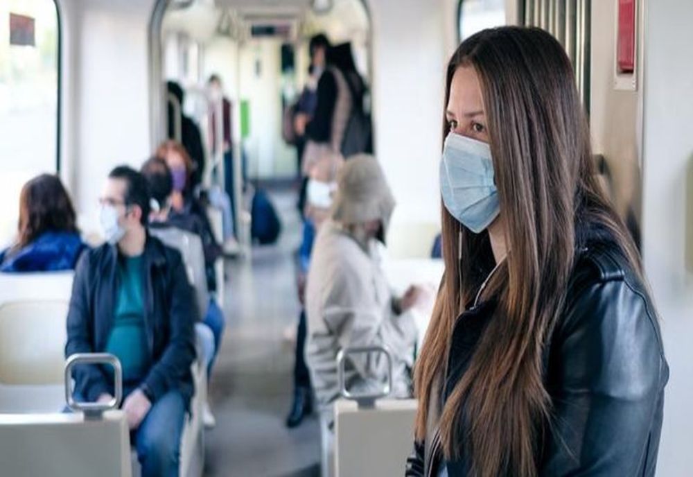 Masca de protecţie, obligatorie în spaţiile deschise aglomerate, începând de astăzi