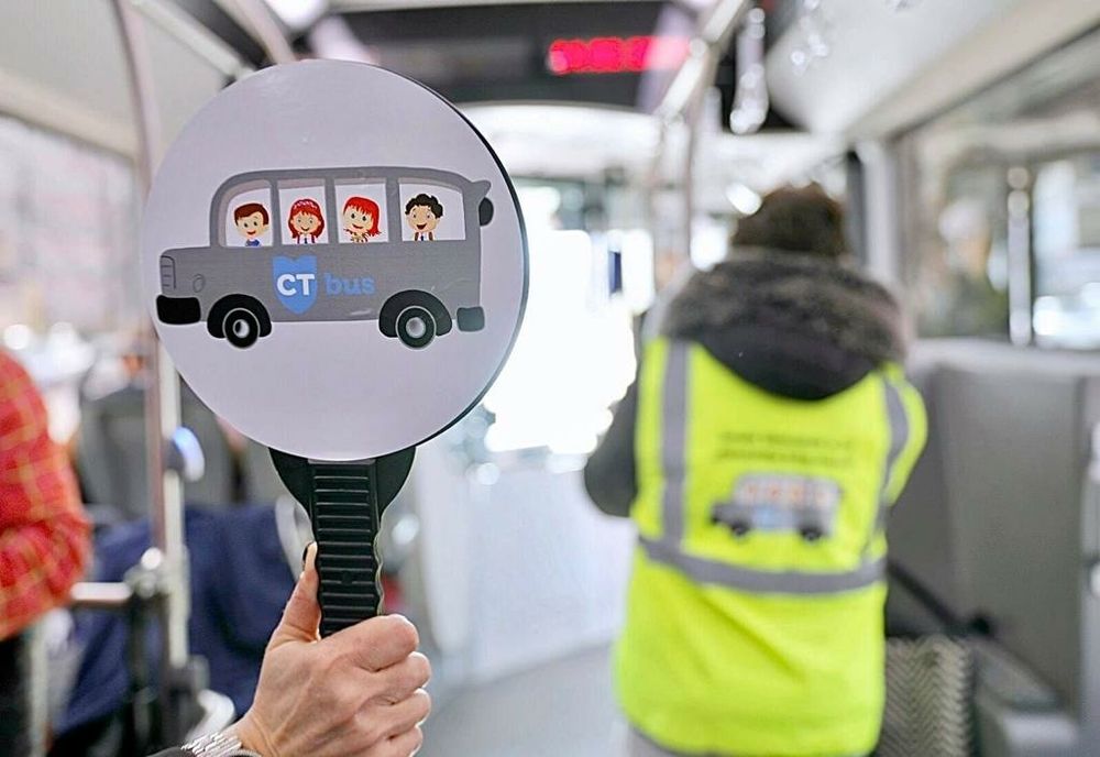 Cursele speciale pentru transportul elevilor către școală intră din nou pe traseu 