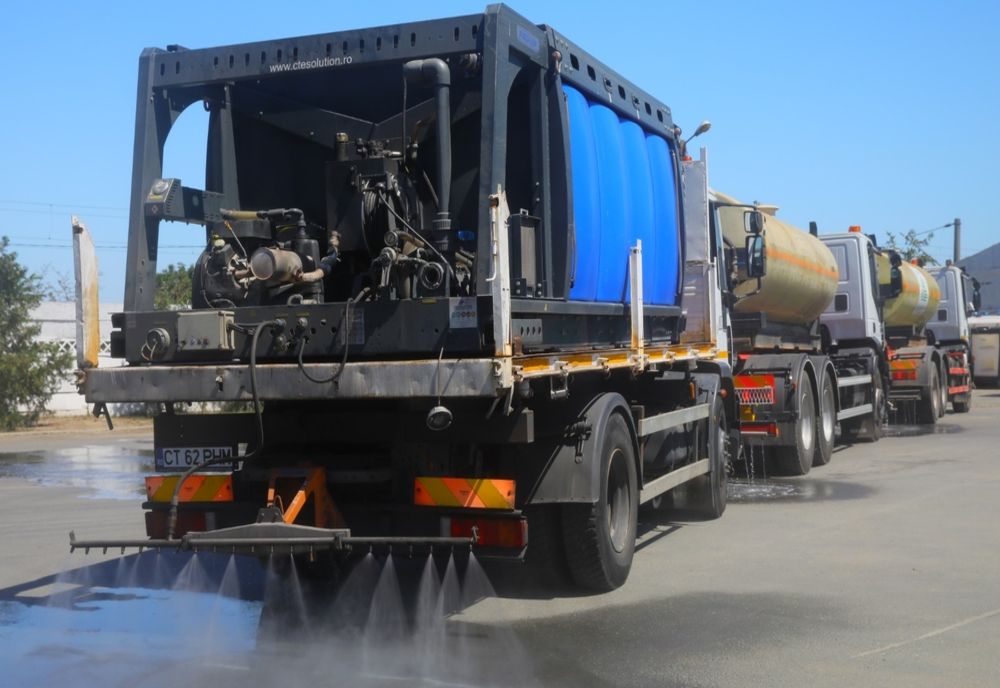 Continuă dezinfectarea străzilor și parcurilor în Constanța