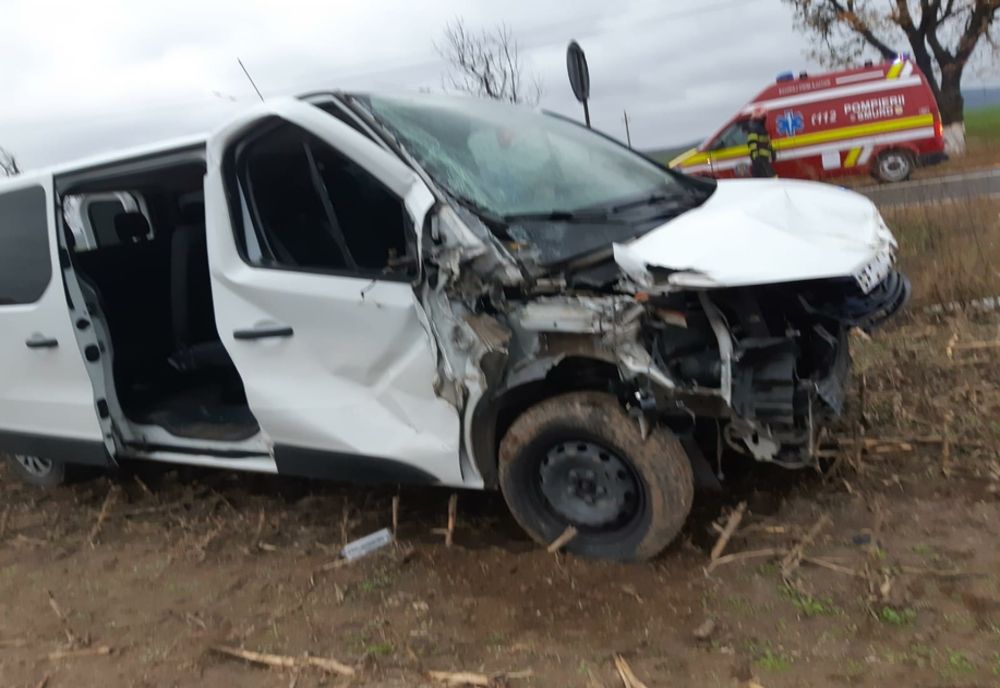 FOTO| Impact între un autoturism și un tractor pe DN22A