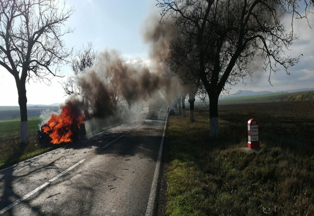 VIDEO| Mașină în flăcări după ce s-a izbit de un copac