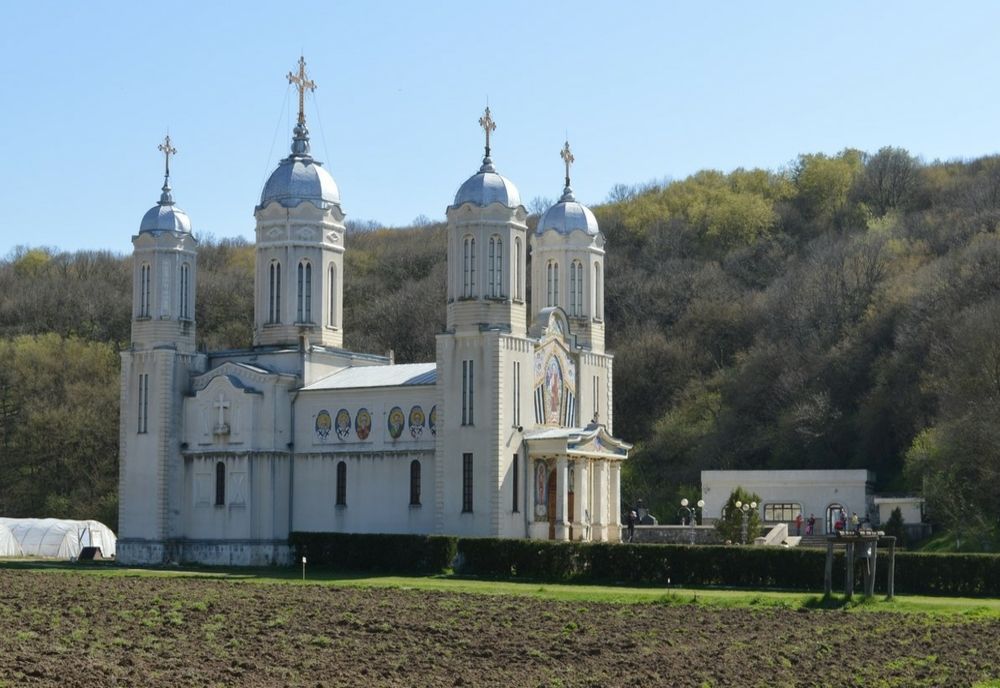 Jandarmii și polițiștii, măsuri suplimentare de ordine publică la Mănăstirea Sfântul Apostol Andrei