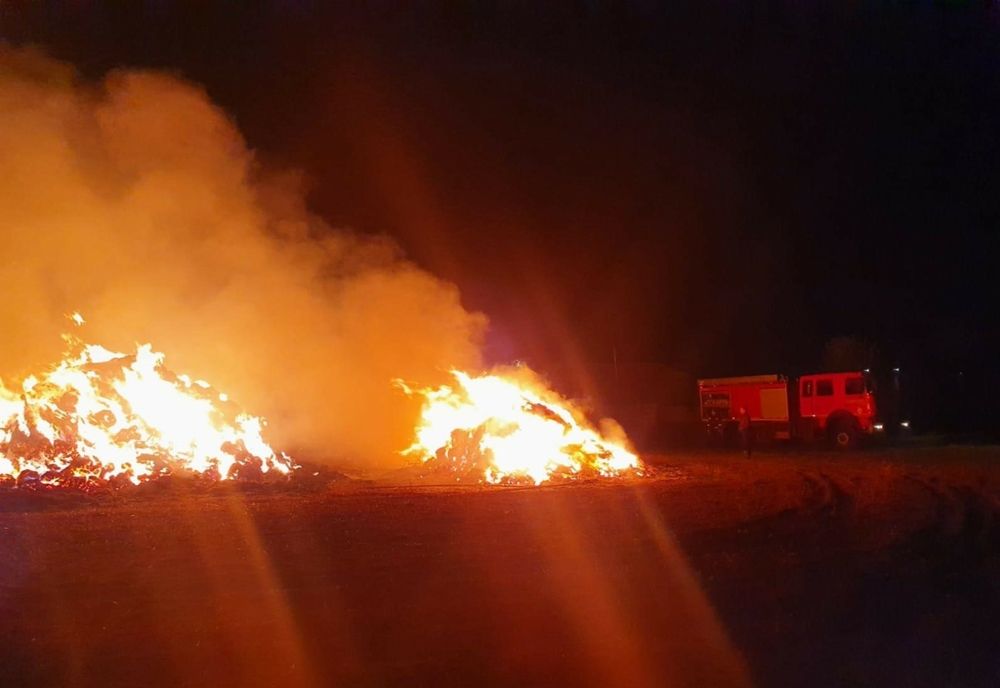    FOTO Mii de baloți de lucernă și paie distruse. Incendiul a fost provocat intenționat