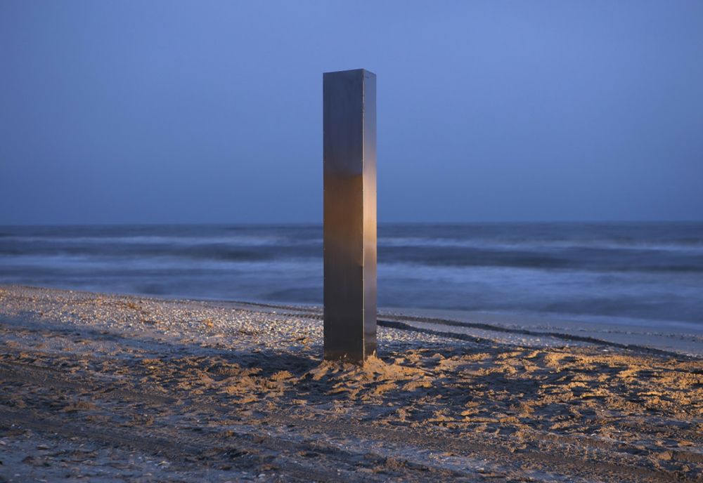 Monolit misterios descoperit pe plaja Vadu