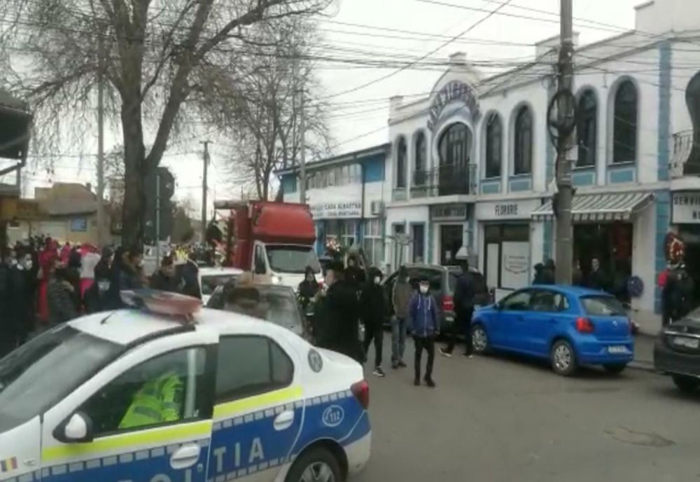 VIDEO| Poliția a dat amenzi de 7.000 lei la un cortegiu funerar cu zeci de persoane