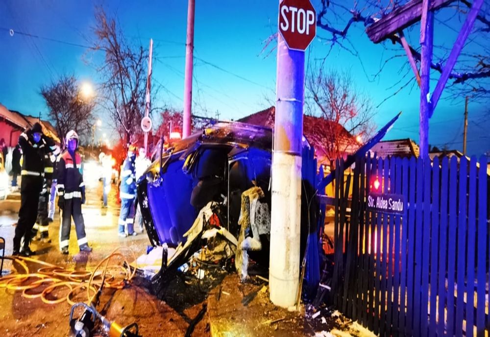 FOTO Mașină intrată în stâlp,  trei victime, dintre care una încarcerată