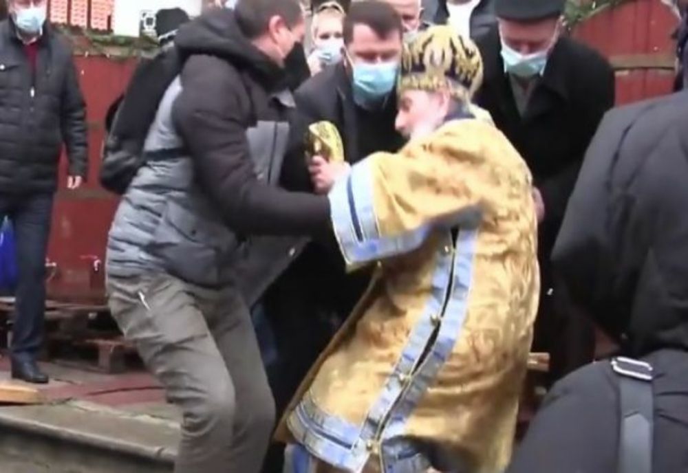 ÎPS Teodosie s-a împiedicat pe treptele Catedralei şi a căzut la slujba de sfinţire a apei pentru Bobotează