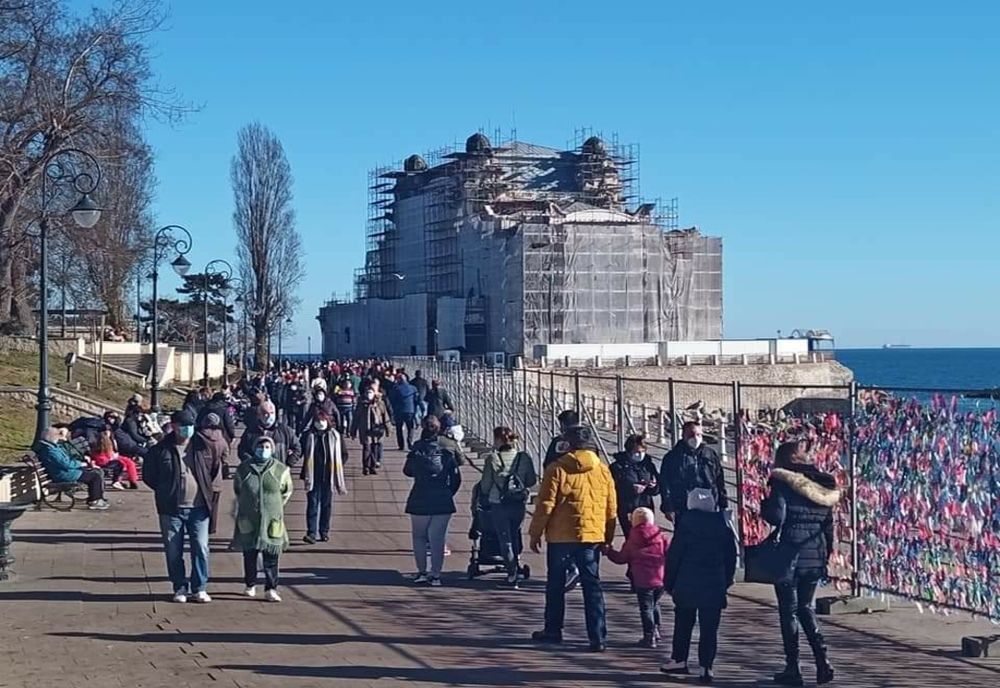 FOTO VIDEO| Constănțenii, la plimbare pe malul marii după ridicarea carantinei