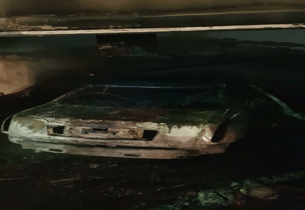 FOTO| O maşină s-a făcut scrum în Tulcea. Proprietarul transportat la spital