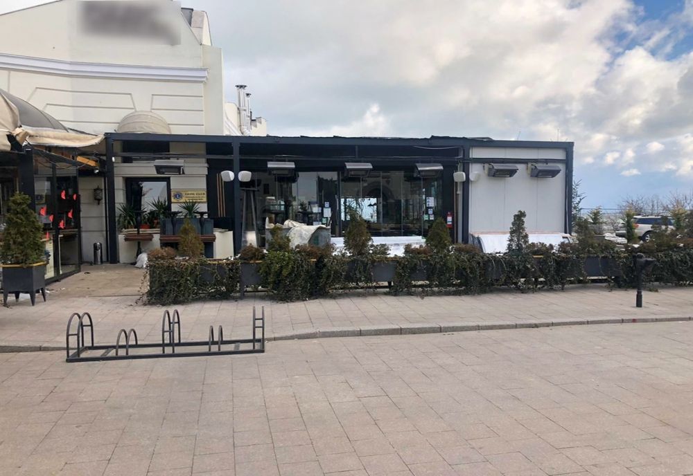 Terasele extinse ilegal, demolate