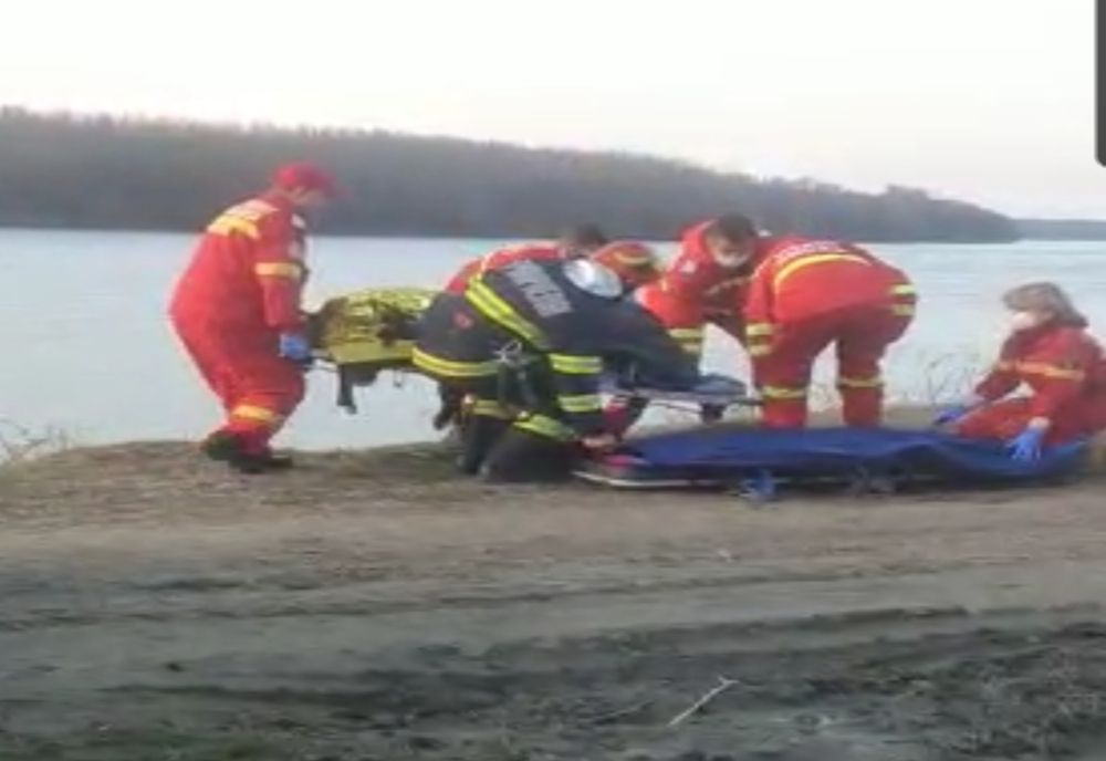 FOTO Bărbat căzut în Dunăre, salvat de pompieri