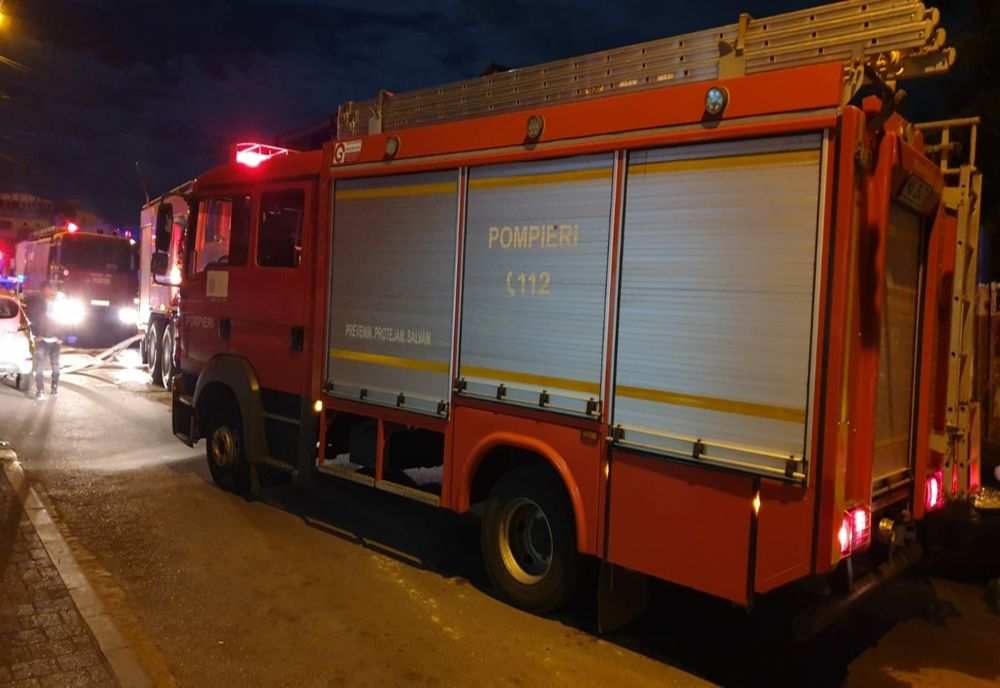 FOTO Explozie urmată de incendiu. Bătrână salvată de pompieri