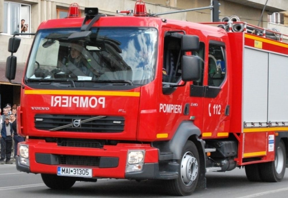 VIDEO| Incendiu la parterul unui bloc din Mihail Kogălniceanu. Patru persoane evacuate