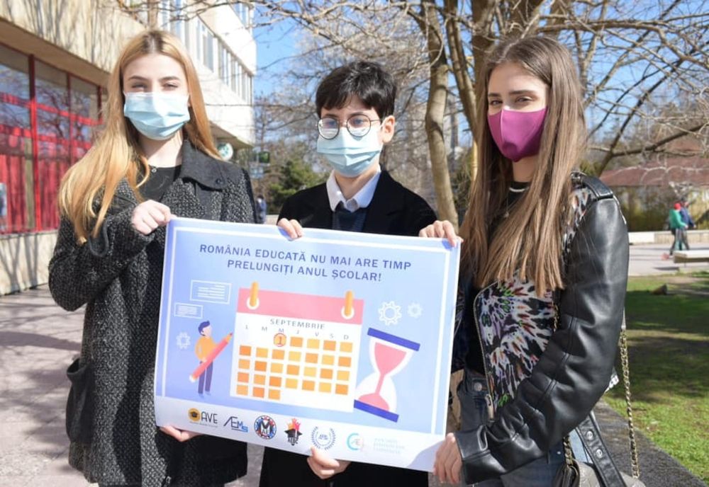 FOTO| Asociația Elevilor din Constanța, colet pentru Klaus Iohannis