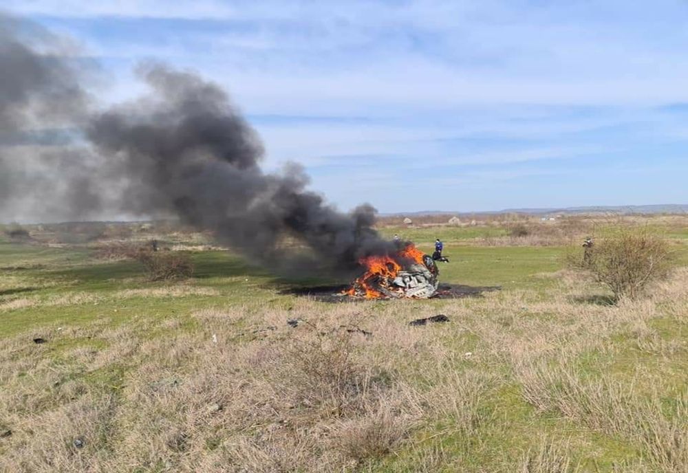 Un autoturism a cazut de pe dig și a luat foc