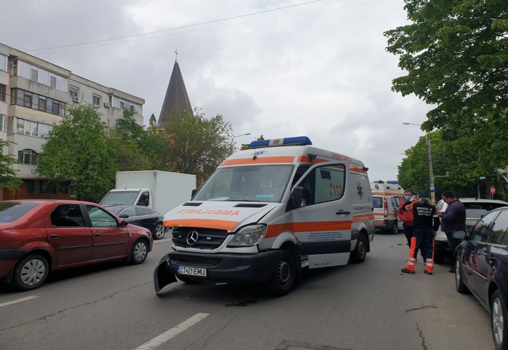 FOTO VIDEO  Ambulanță în misiune, implicată într-un accident