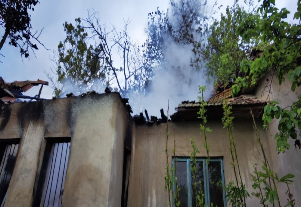 Acoperișul unei case mistuit de flăcări