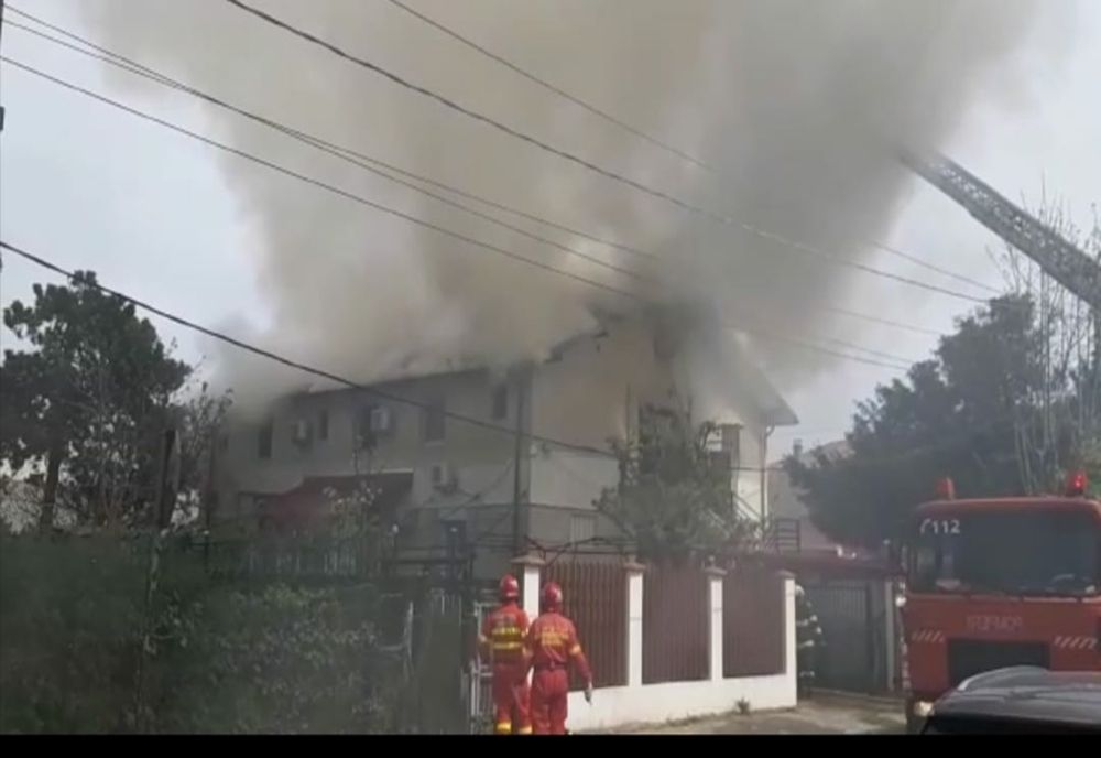 VIDEO Incendiu în ziua de Paști. Arde o vilă în Eforie Sud