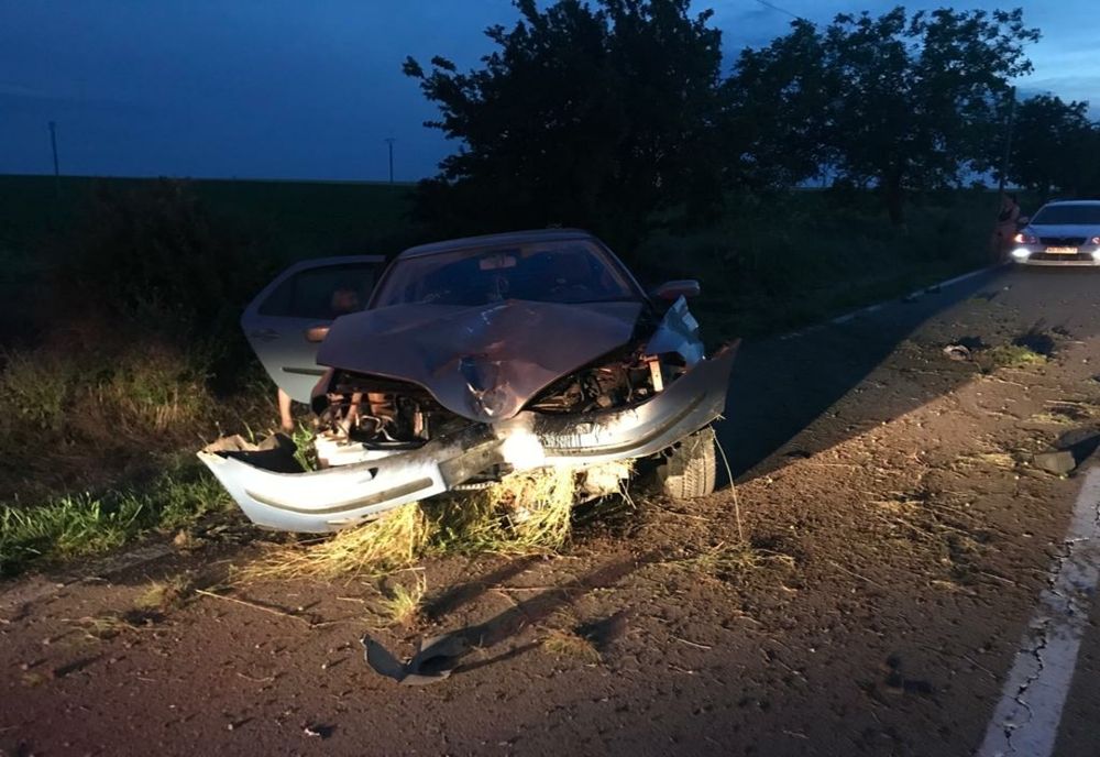 Accident mortal după ce o șoferiță de 19 ani a intrat cu mașina într-un copac