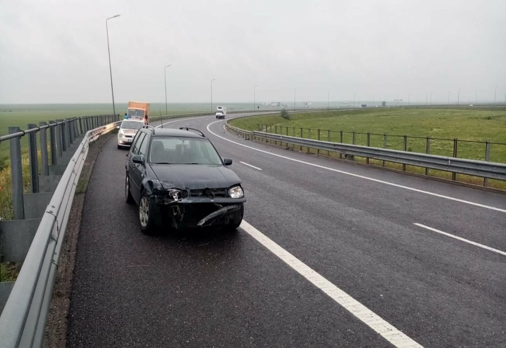 Autoturism  înfipt în parapet pe autostrada A2-A4!