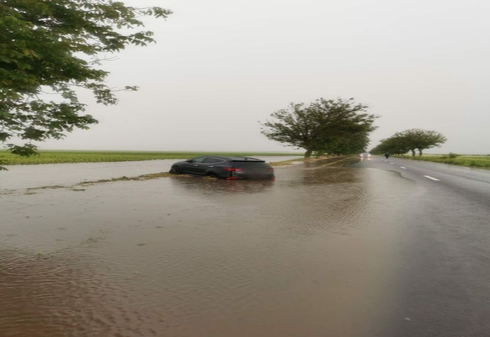 Mașină blocată în șanț pe DN 39, din cauza șuvoaielor